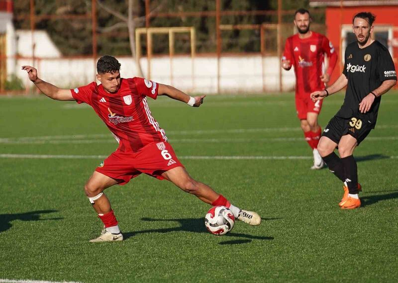 Ayvalıkgücü Belediyespor’un henüz 20 yaşındaki ön libero oyuncusu Emirhan Boz,