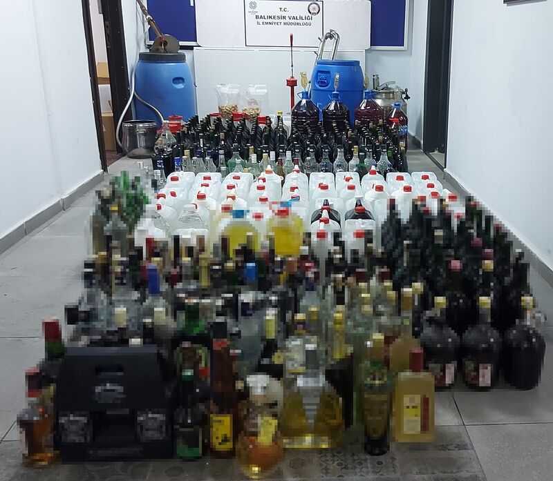 Balıkesir’in Ayvalık ilçesinde düzenlenen kaçak içki ve uyuşturucu operasyonunda yakalanan