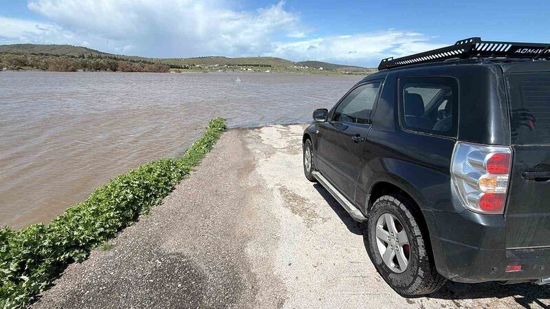 Balıkesir’in Ayvalık ilçesindeki Nikiça Deresi’nin taşması sonucu tarım arazileri ile