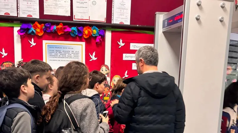 Balıkesir Altıeylül Ortaokulu'na bir hayırseverin bağışıyla 2 xray cihazı ve