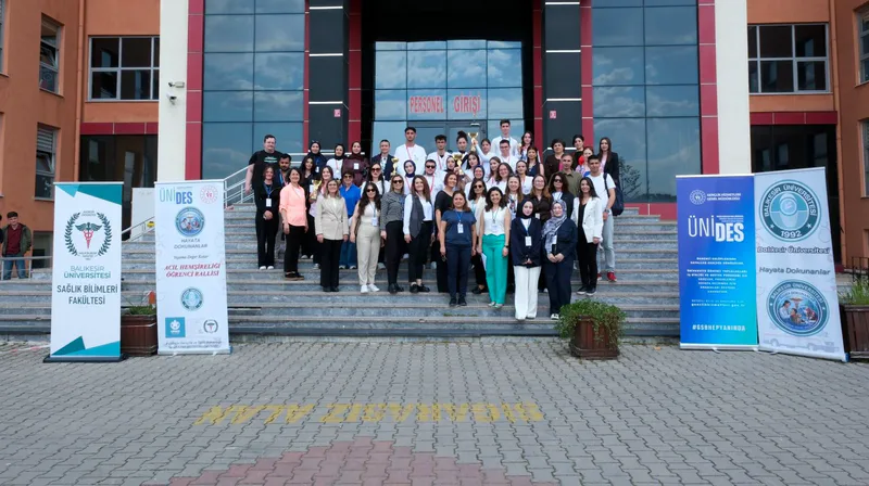 Balıkesir Üniversitesi'nde düzenlenen Acil Hemşireliği Öğrenci Rallisi'nde 100 hemşirelik öğrencisi,