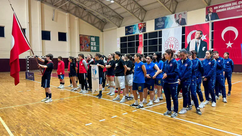 Balıkesir'de Okul Sporları Futsal Gençler Yarı Final müsabakaları başladı. Gençlik