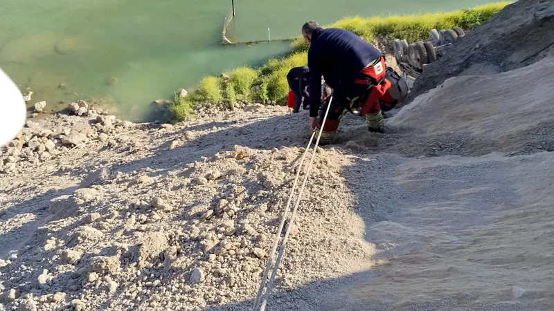 Balıkesir'in Havran ilçesinde kontrolden çıkan hafriyat kamyonu şarampole yuvarlanarak takla