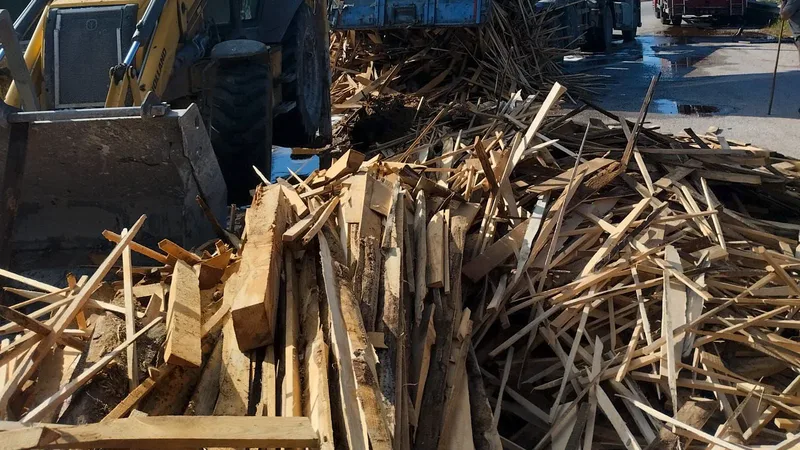 Balıkesir-İzmir Karayolu'nda kereste yüklü tırın dorsesinde çıkan yangın paniğe yol