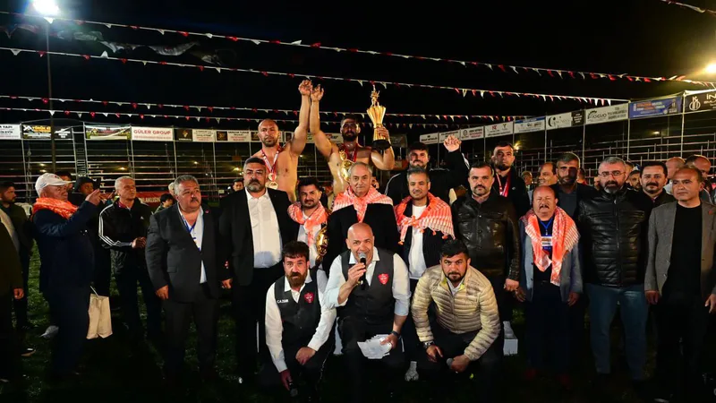 Balıkesir Büyükşehir Belediyesporlu Enes Doğan, Antalya Kepez'de düzenlenen 10. Yağlı