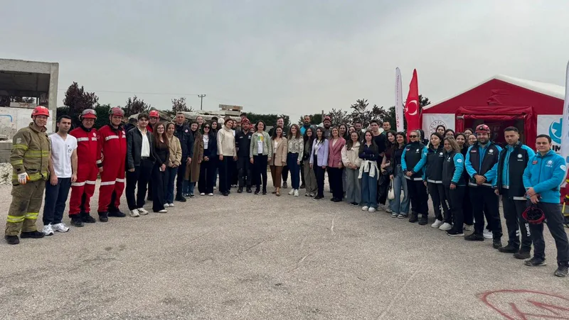 Hemşirelik öğrencileri için gerçekçi afet senaryolarıyla düzenlenen eğitimde enkaz kurtarma