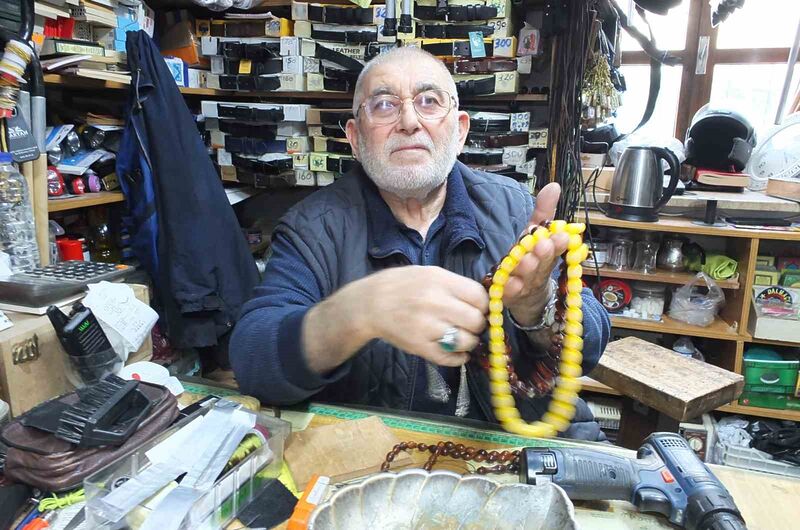 Burhaniye ilçesinde, 71 yaşındaki Cevat Büke tespih dizerek para kazanıyor.