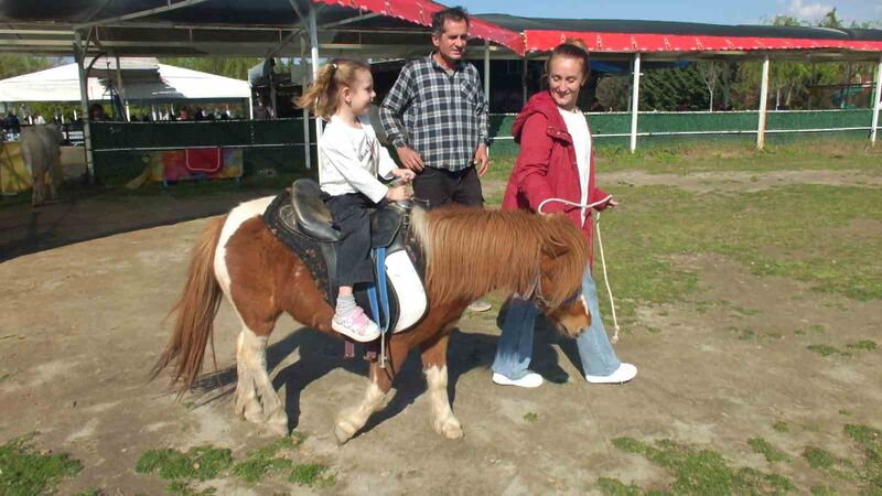 Burhaniye ilçesinde, velileriyle birlikte Ören Meço Tatil Sitesi yanında bulunan