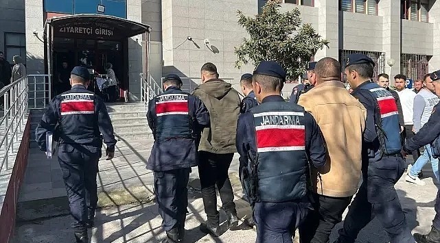 Balıkesir’de jandarma ekipleri tarafından yapılan asayiş denetimlerinde, kesinleşmiş hapis cezası