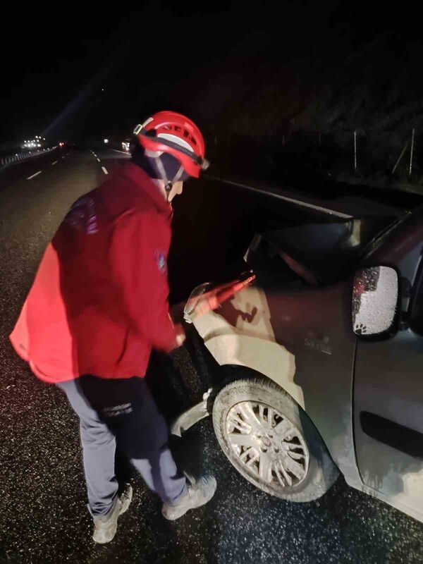Balıkesir’de meydana gelen çift taraflı trafik kazasında 2 kişi yaralandı.