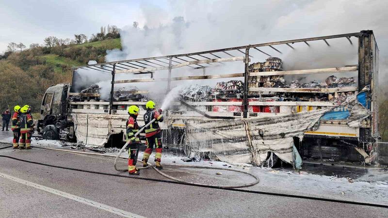 Balıkesir’de seyir halindeki tır ve çekicisi yanarak, kullanılmaz hale geldi.