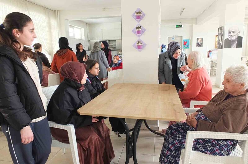 Balıkesir’in Burhaniye ilçesinde, bir grup öğrenci, öğretmenlerinin eşliğinde Kenan Sucuoğlu