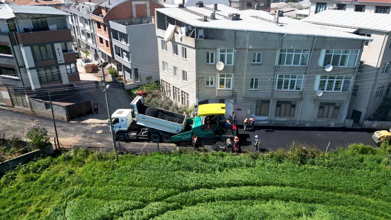 Bandırma Belediyesi, son teknoloji iş makineleriyle 100. Yıl Mahallesi'nde asfaltlama