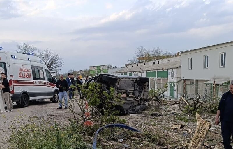 Balıkesir’in Bandırma ilçesi takla atan otomobil sürücüsü yaralandı. Edinilen bilgiye