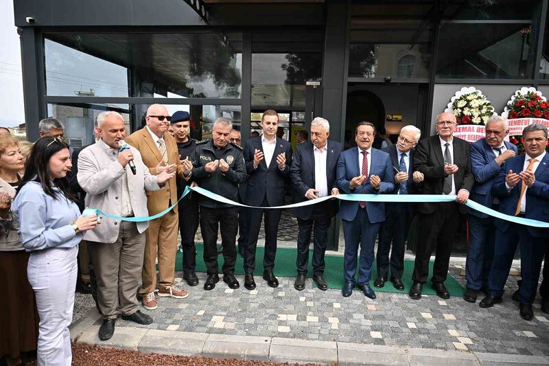 Balıkesir Büyükşehir Belediye Başkanı Ahmet Akın, BESOB’un yeni hizmet binasının
