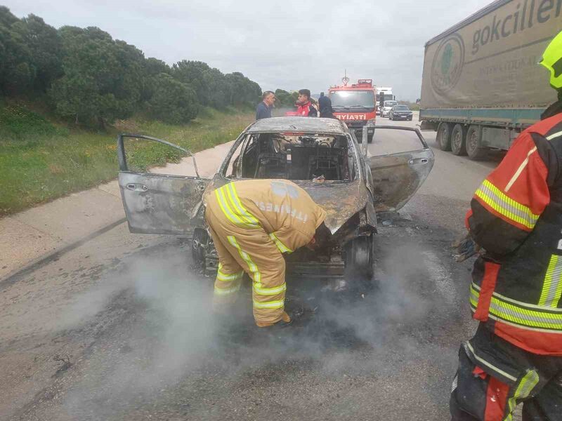 Biga-Bandırma Karayolu Marmara OSB yakınlarında çıkan araç yangını ekiplerin müdahalesiyle