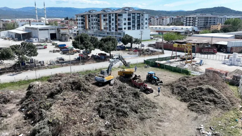 Burhaniye Belediyesi, bitkisel atıkları yongalama makinesiyle işleyerek organik gübre ve