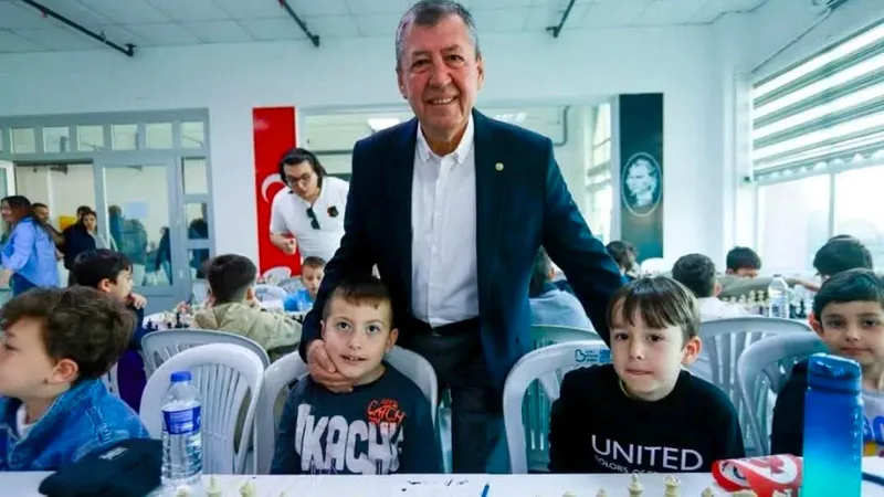 Burhaniye Belediyesi'nin düzenlediği satranç turnuvası Ahmet Akın Kültür Merkezi'nde başladı.