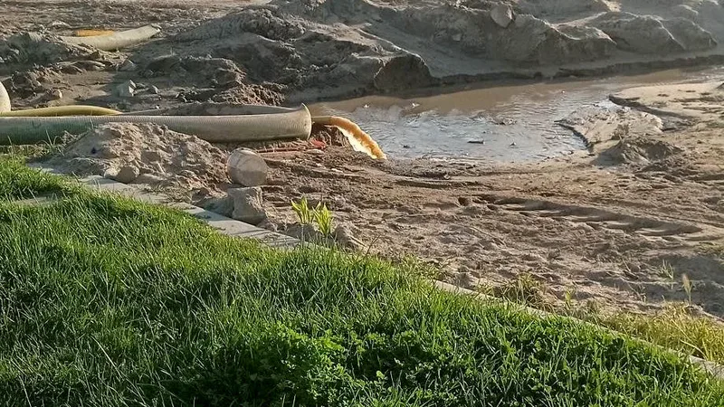 Balıkesir Burhaniye'de Öğretmenler Mahallesi Halk Plajında denize akan pis sular