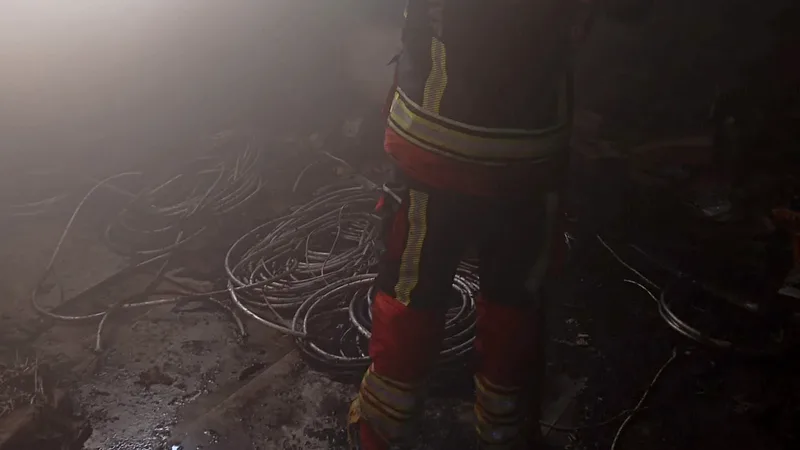 Balıkesir Burhaniye'de Badem Alanı Bulvarı'ndaki işyerinde çıkan yangın, itfaiyenin hızlı