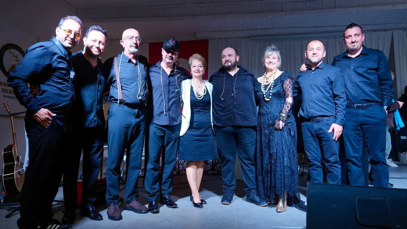 Burhaniye'de Türk Anneler Derneği tarafından düzenlenen eğitime destek konseri, vatandaşların