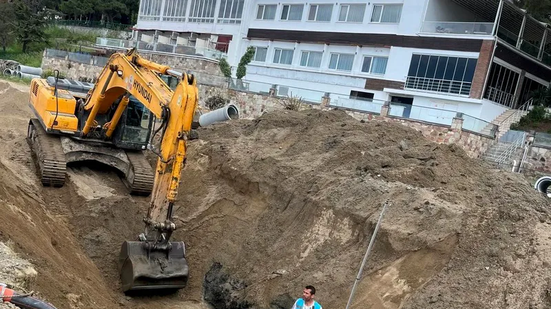 Balıkesir Burhaniye'de Ören Plajı'nda 50 yıllık kanalizasyon hattı yenileniyor. Yoğun