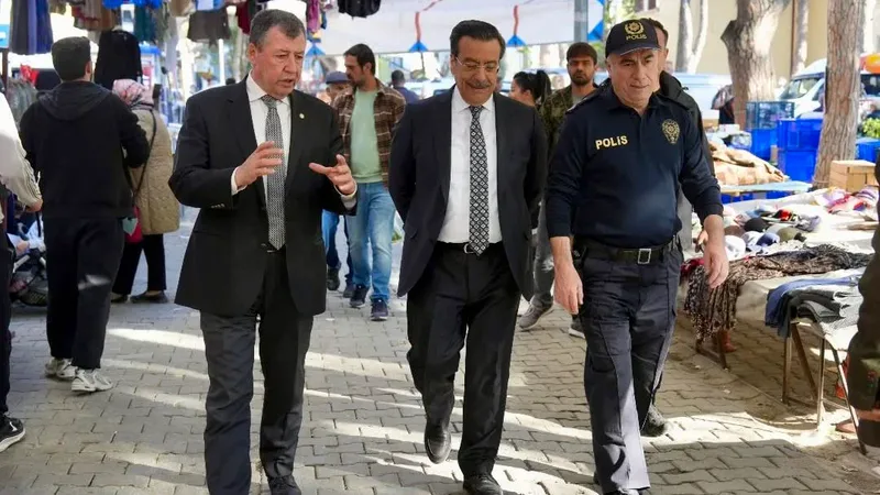 Burhaniye Kaymakamı Cumali Atilla, belediye ve emniyet yetkilileriyle birlikte tuhafiye