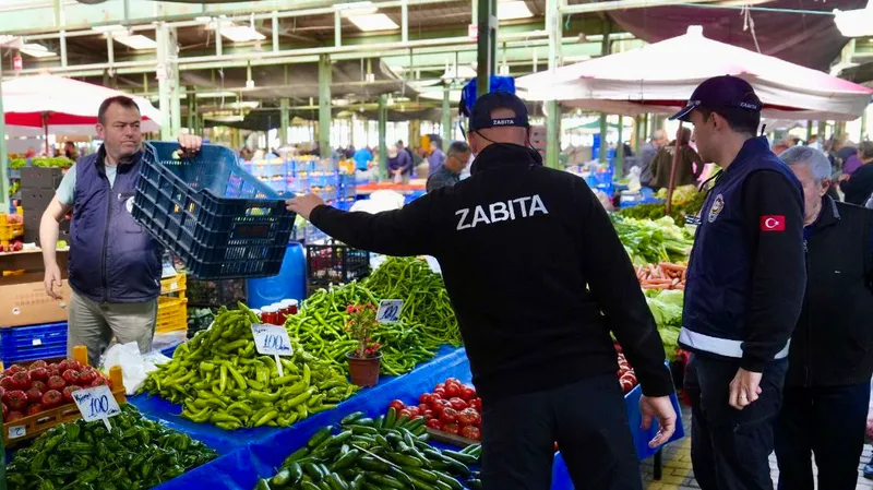 Burhaniye Belediyesi Zabıta Müdürlüğü, merkez pazar yerinde hijyen, fiyat etiketi