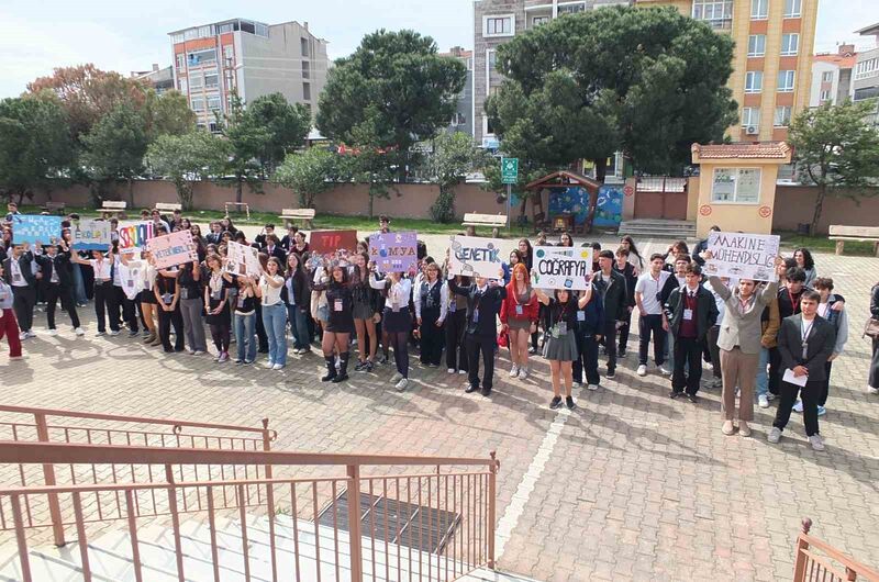 Burhaniye ilesinde, Celal Toraman Anadolu Lisesinde düzenlenen geleneksel sosyal bilimler