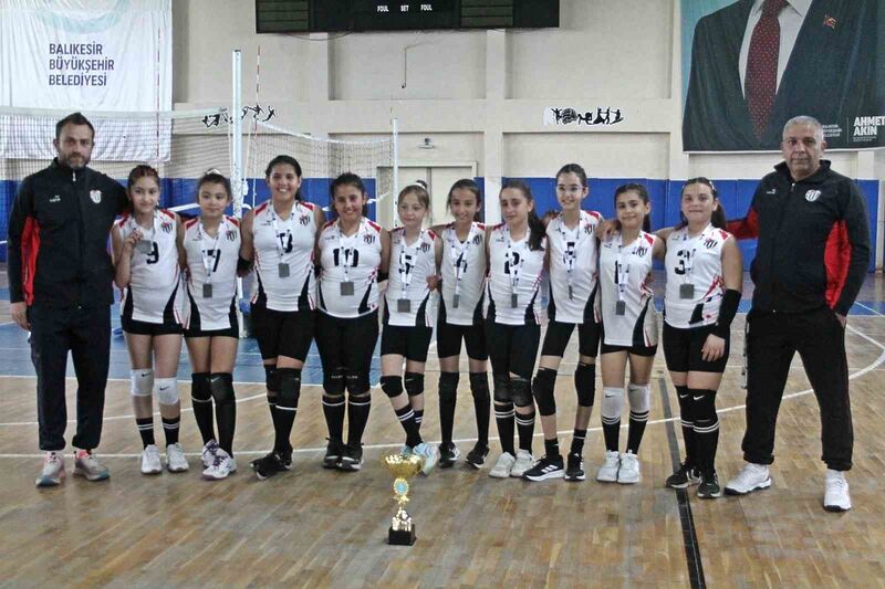 Balıkesir’in Burhaniye ilçesinin minik sporcularu, Edremit de düzenlenen voleybol turnuvasında