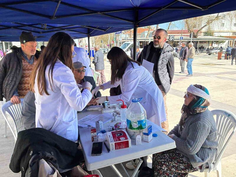 Balıkesir Üniversitesi Tıp Fakültesi öğrencileri ve “Genç Yeryüzü Doktorları” topluluğu,