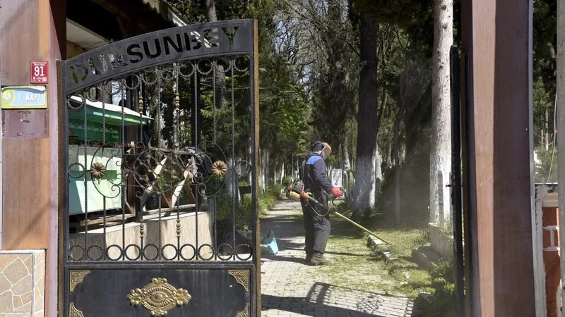 Dursunbey Belediyesi, Kurban Bayramı öncesi ilçe mezarlığında kapsamlı temizlik ve