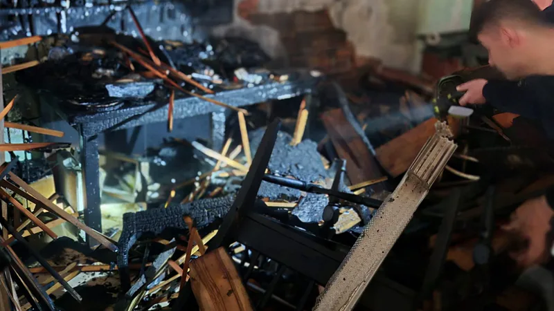 Balıkesir Edremit'te bir ahşap atölyesinde yangın çıktı. İtfaiye ekipleri alevleri