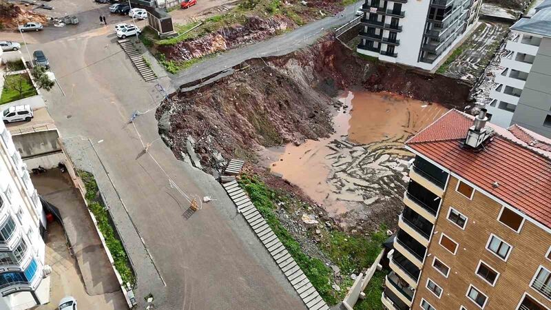 Balıkesir’in Edremit ilçesinde, sağanak yağışların ardından bir inşaat alanında meydana