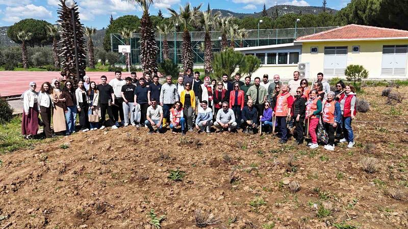 Balıkesir Üniversitesi Edremit Meslek Yüksekokulu bahçesinde, sürdürülebilir tarım ve uygulamalı