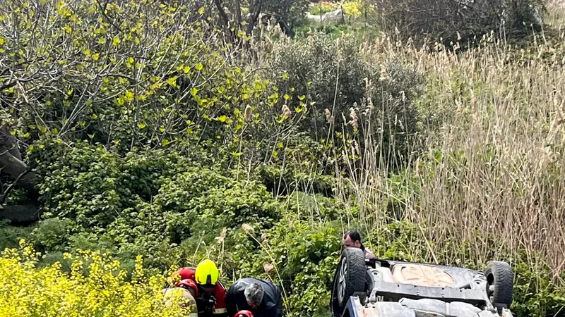 Erdek-Bandırma karayolu Tatlısu mevkiinde kontrolden çıkan otomobil şarampole yuvarlandı. Taklalar