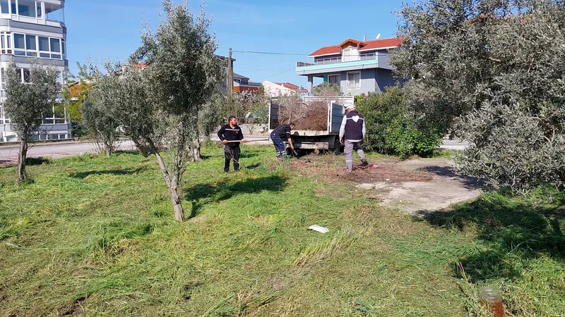 Erdek Belediyesi, ilçe genelinde yürüttüğü bahar temizliği ve yeşil alan