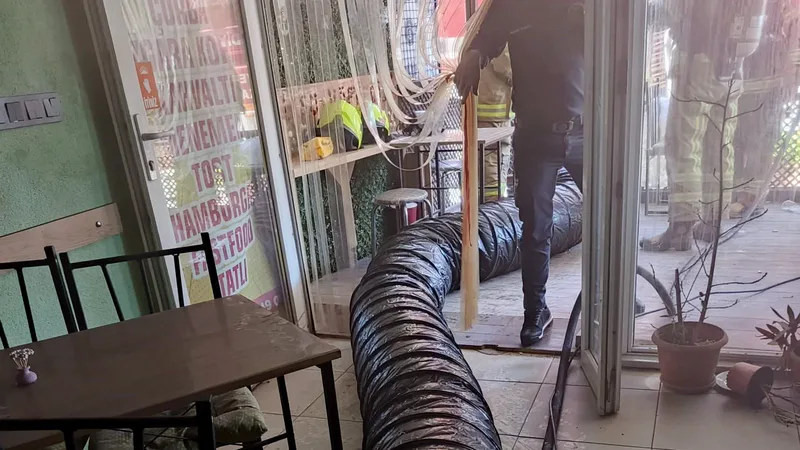 Erdek'te bir iş yerinde çıkan yangında Balıkesir Büyükşehir Belediyesi İtfaiye