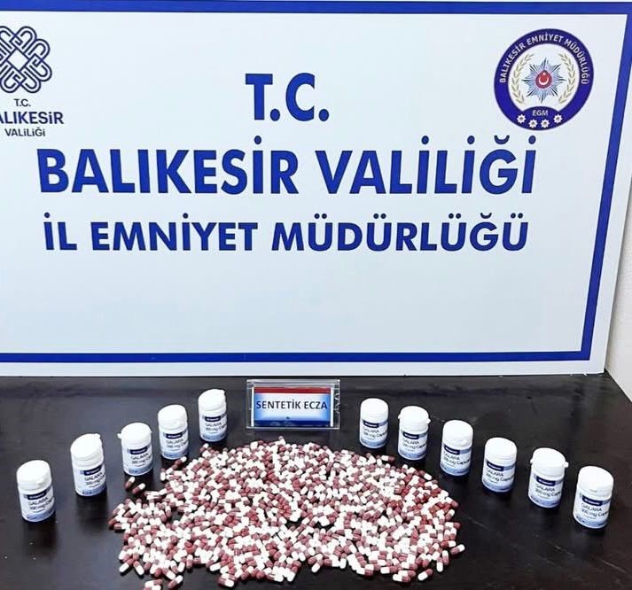 Balıkesir’in Erdek ilçesinde uyuşturucu tacirlerine yönelik düzenlenen operasyonda yakalanan 5