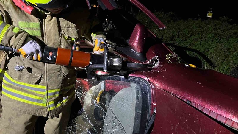 Balıkesir’in Gönen ilçesinde meydana gelen trafik kazasında, otomobil içerisinde sıkışan