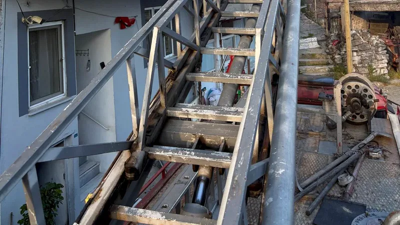 İvrindi Kayapa Mahallesi'ndeki 3 katlı apartmanda çıkan yangın, itfaiye ekiplerinin