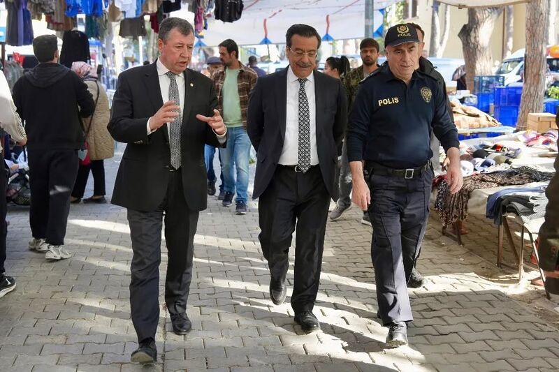 Burhaniye ilçesinde, Kaymakam Cumali Atilla, tuhafiye ve sebze pazarındaki esnafları