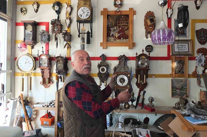Burhaniye ilçesinde, emekli makine teknisyeni Hanefi Efe’yi eski merakı saat