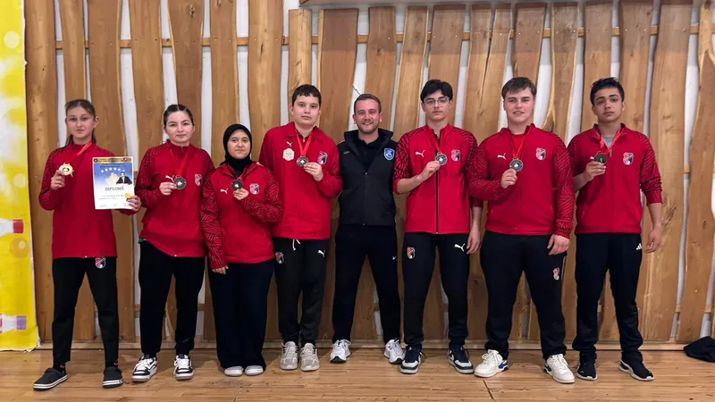 Manyas Belediyespor Karate Takımı, Kosova'daki Uluslararası Karate Şampiyonası'nda 7 sporcuyla