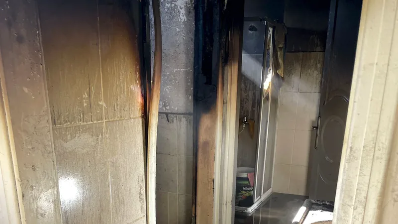 Balıkesir Manyas'ta bir evde çıkan yangın, Büyükşehir Belediyesi İtfaiye ekiplerinin