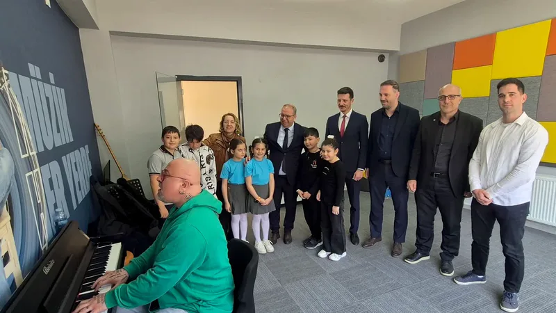 AK Parti Susurluk İlçe Başkanı Şafak Mut, kaymakam ve protokol