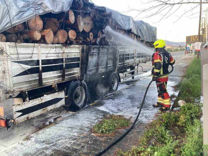 Balıkesir’in Edremit ilçesinde seyir halindeki tomruk yüklü bir tırın dorsesinde