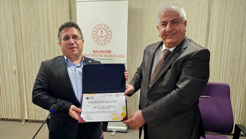 Balıkesir'de düzenlenen söyleşide Türk dünyasının ortak mirası ve dil birliğinin