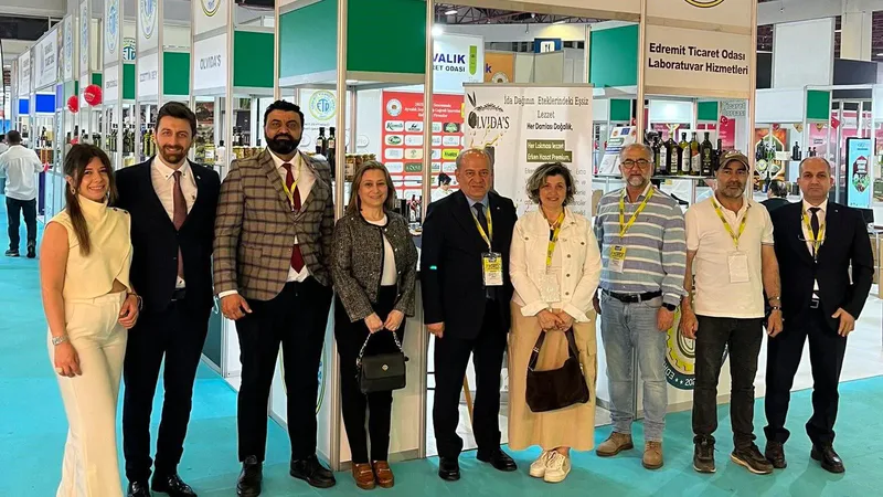 Antalya'da düzenlenen YÖREX Yöresel Ürünler Fuarı'nda Edremit Ticaret Odası öncülüğünde