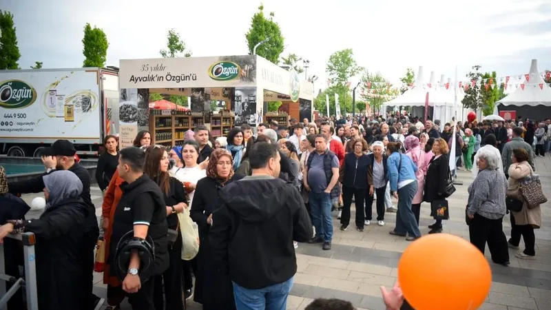 Balıkesir'de düzenlenen 1. Uluslararası Gastronomi Festivali'nde 50 metrelik kokoreç şovu